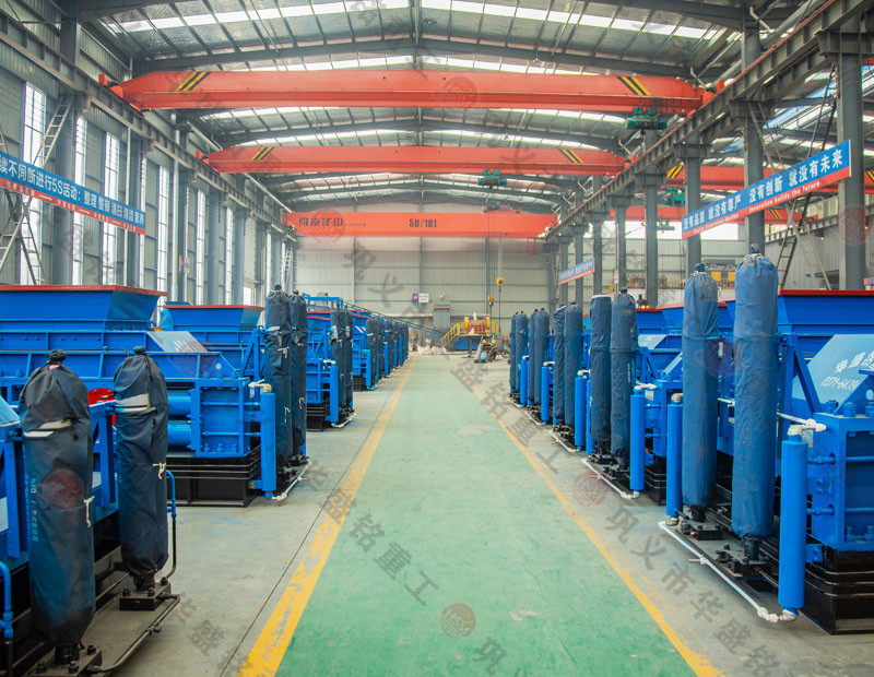 處理建筑廢料用什么設(shè)備？破碎紅磚用雙齒輥破碎機好嗎？