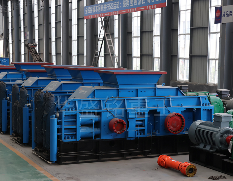 數(shù)控全自動全液壓對輥制砂機多少錢？如何選擇制砂設備廠家？