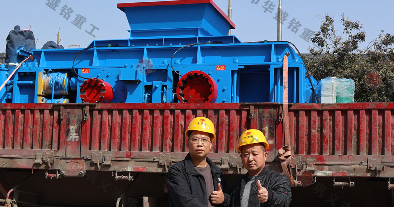 鵝卵石制砂用什么破碎機？推薦對輥機價格不貴還耐用