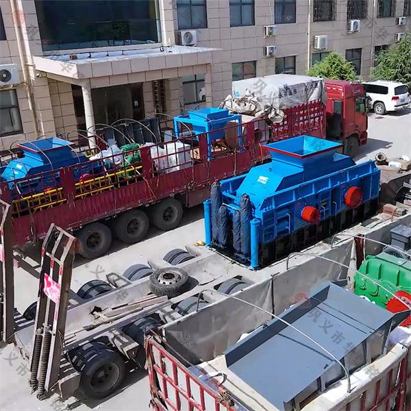 時(shí)產(chǎn)六十多噸左右的液壓對(duì)輥制砂機(jī)多少錢？