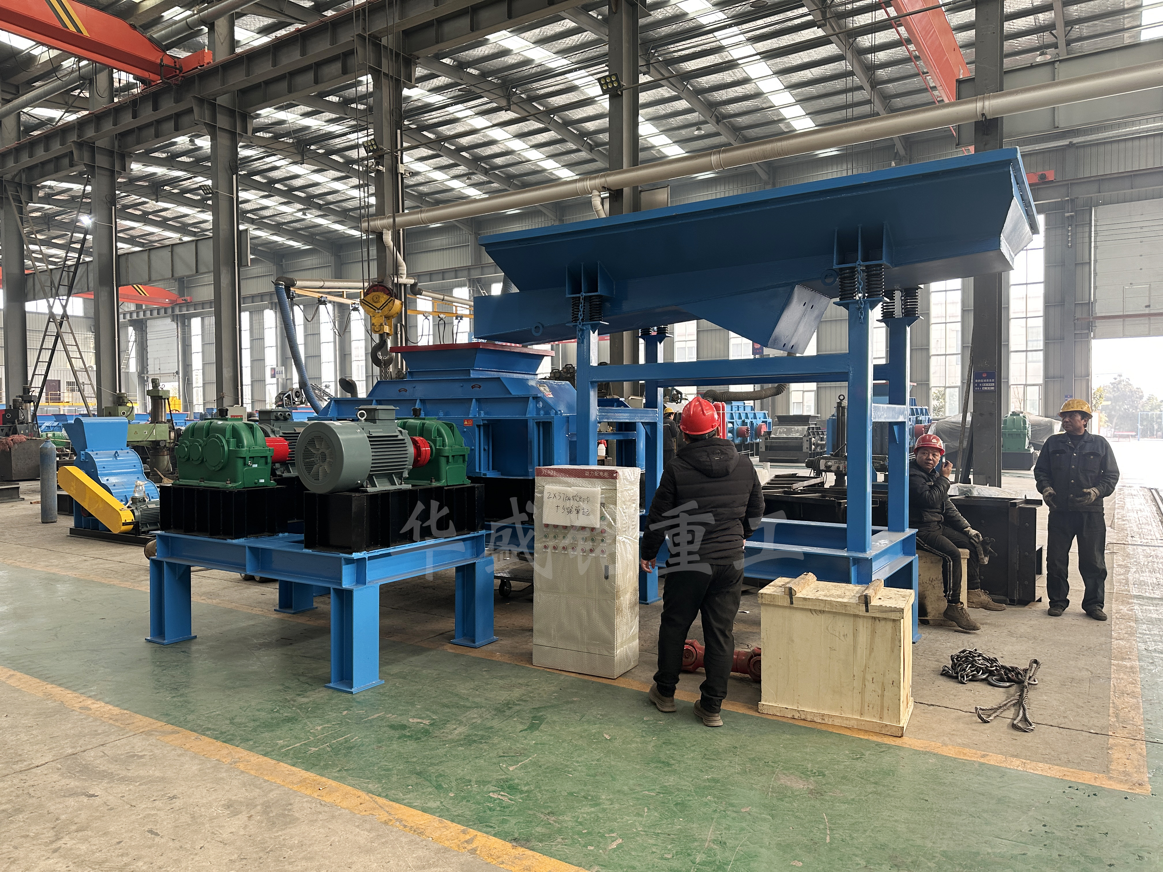 石英石破碎設(shè)備眾多，為何狼牙齒輥破碎機脫穎而出？